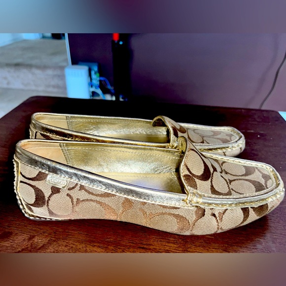 Coach - Picture 2 of 4